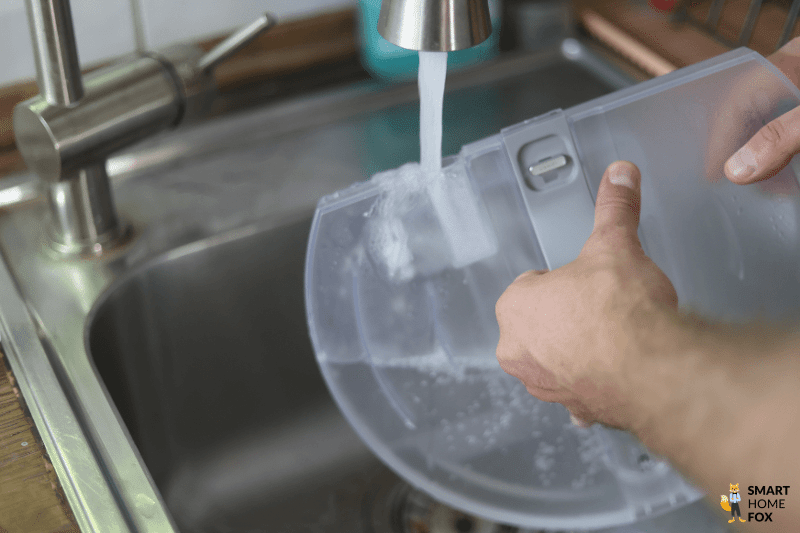 Der mobile Wassertank des Yeedi Cube wird mit Wasser nachgefüllt.